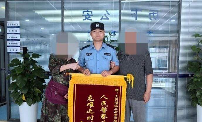 老人醉卧雨夜街头 济南学警“教科书式”救助化险为夷