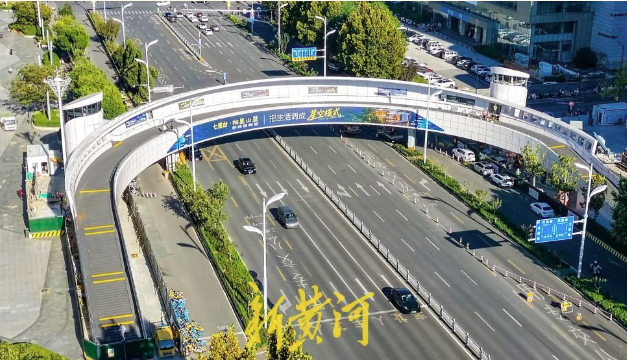 济南新建过街天桥雏形初现 “新月”造型横跨工业南路
