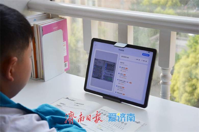 融媒·深调查丨学习机迭代飞速，家长为“教育升级”买单：万元一台“AI神器”，是真刚需还是焦虑税？