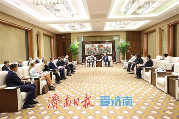 于海田会见俄罗斯下诺夫哥罗德市市长尤里·沙拉巴耶夫