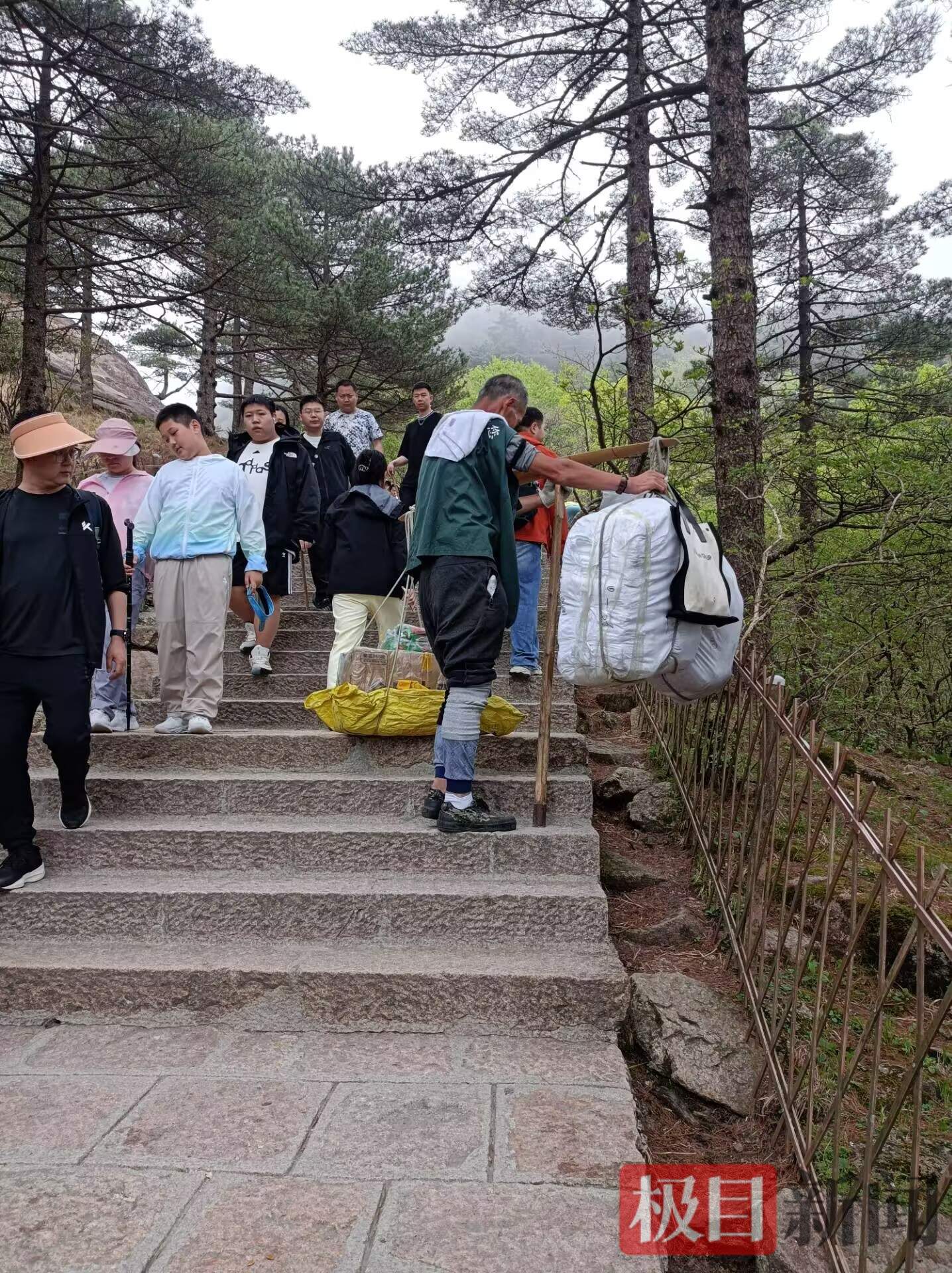 给游客让路,黄山挑山工五一假期错峰上下班