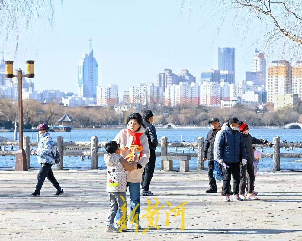 泉城“三九”寒潮来袭，市民游客游览大明湖热情不减