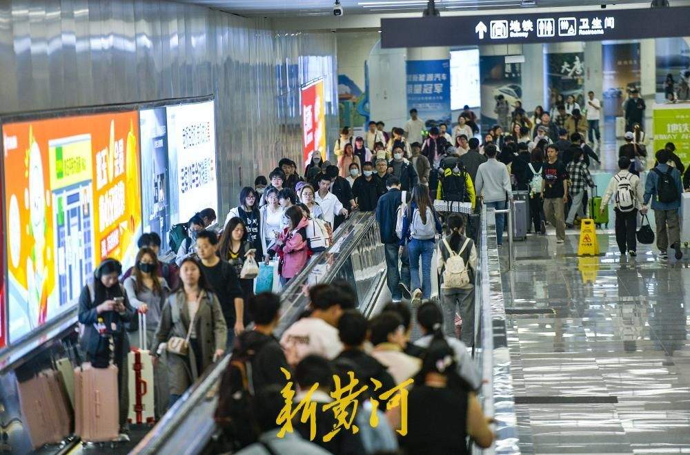 济南最长地铁换乘通道内人潮涌动堪比春运