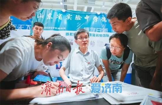 中考出分当日相约山东国际会展中心，现场查分问校长，全场暖心延时服务！