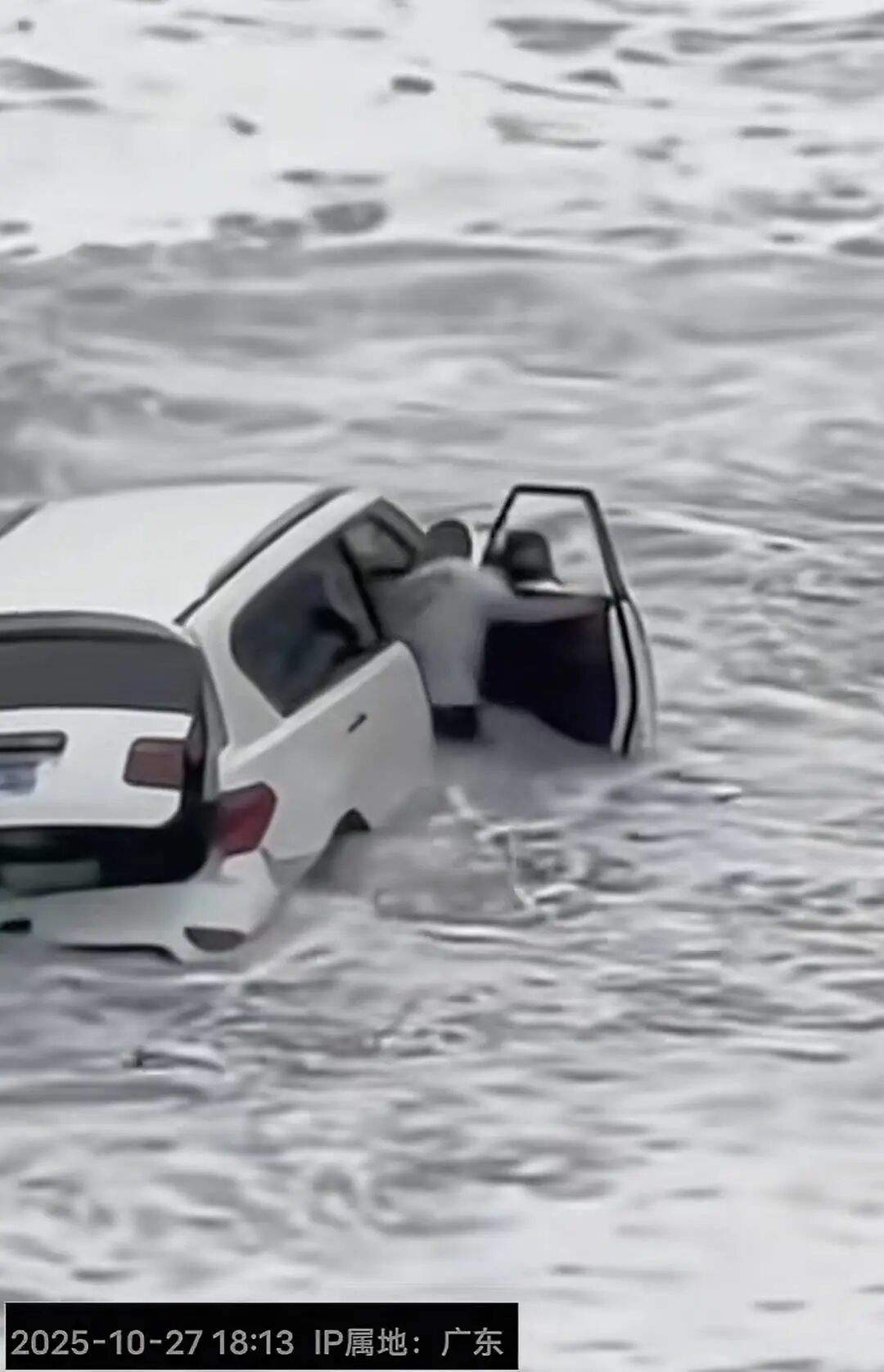 一越野车在沙滩“狂飙”,陷入沙里被海水淹没,司机紧急下车,当地回应