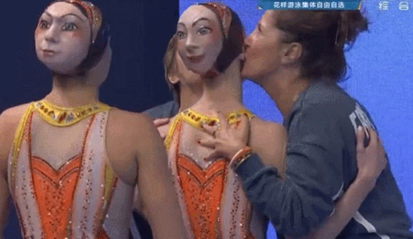 竟然两幅面孔！被法国花游吓一跳 戴人脸泳帽这太阴间了