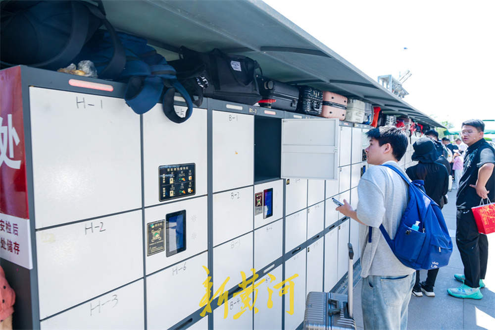 一年四季 泉在济南丨博物馆观展引热潮，寄存柜顶部放满包