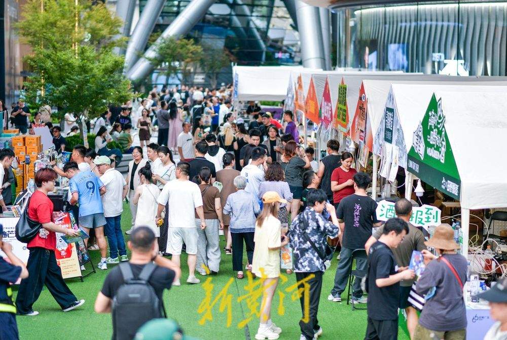 商场里的露天市集 “饮”燃夏日消费新热点