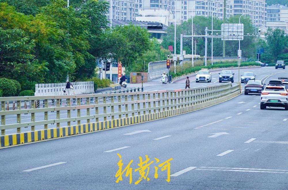济南旅游路千佛山段加装隔离护栏，水泥墩底座配钢制护栏如长龙