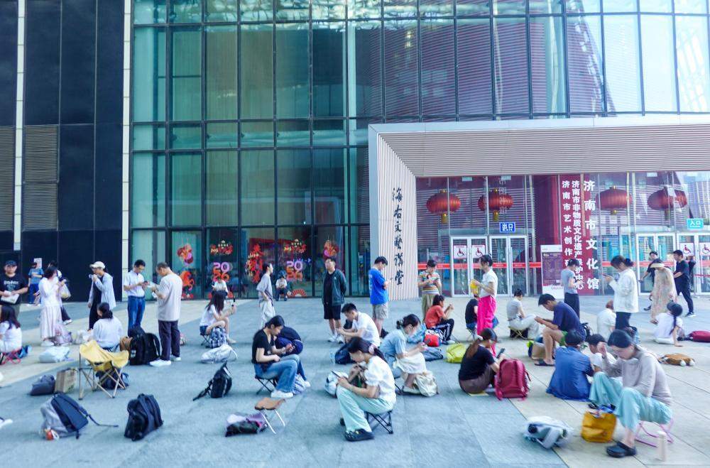 高温“炙烤”催生书香热潮，有读者凌晨5点前往图书馆排队