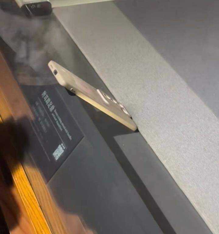 山西博物院回应“青铜器展柜内出现手机”：系游客滑落