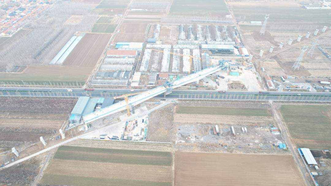 潍宿高铁建设迎新进展，潍坊特大桥跨G206大跨度双线连续梁合龙