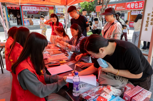 济南宽厚里快乐吧主题店“五一公益行，福彩乐不停”地推活动欢乐启幕