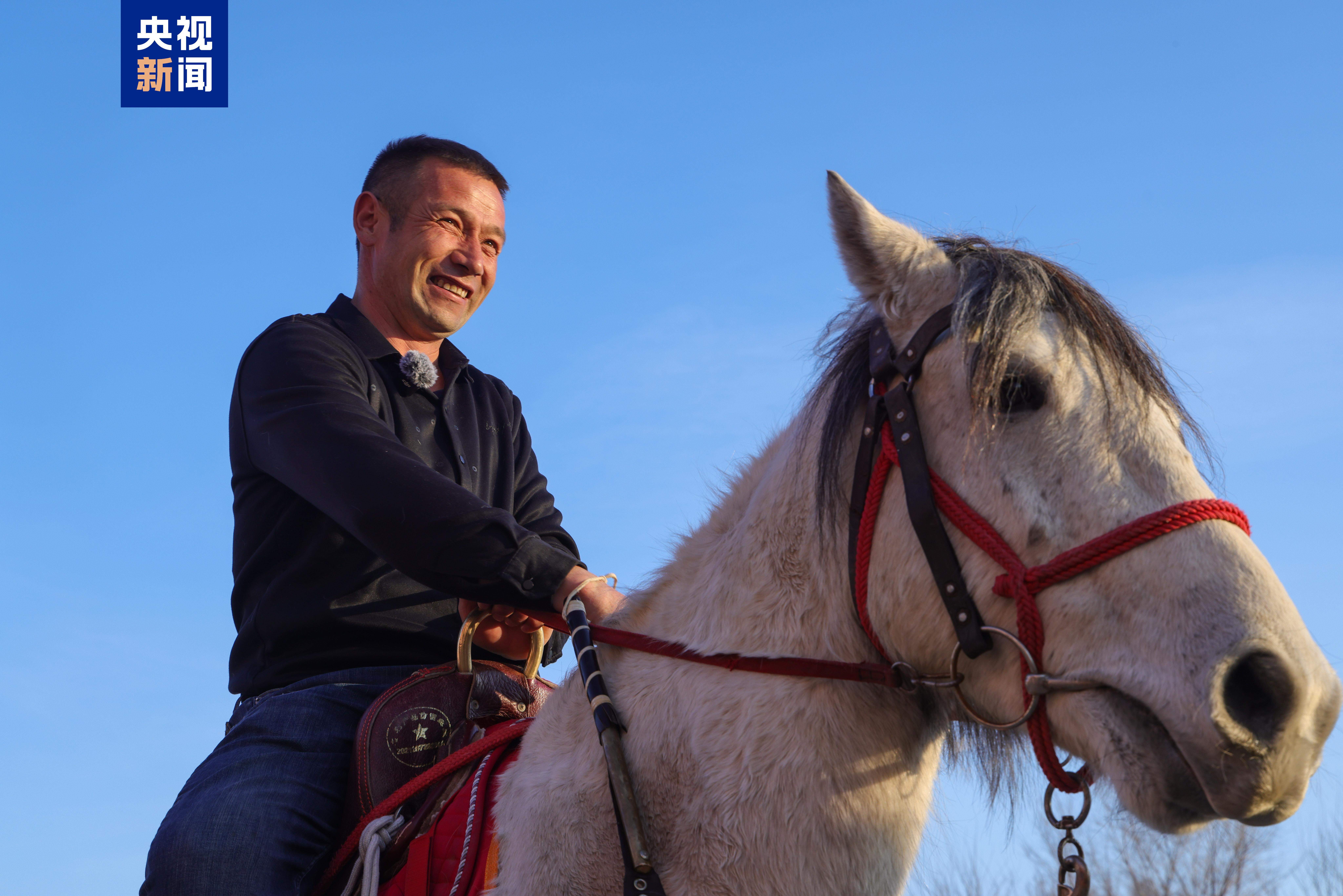 “与‘白龙’马长得太像了”！救人大哥收到新疆赠送白马