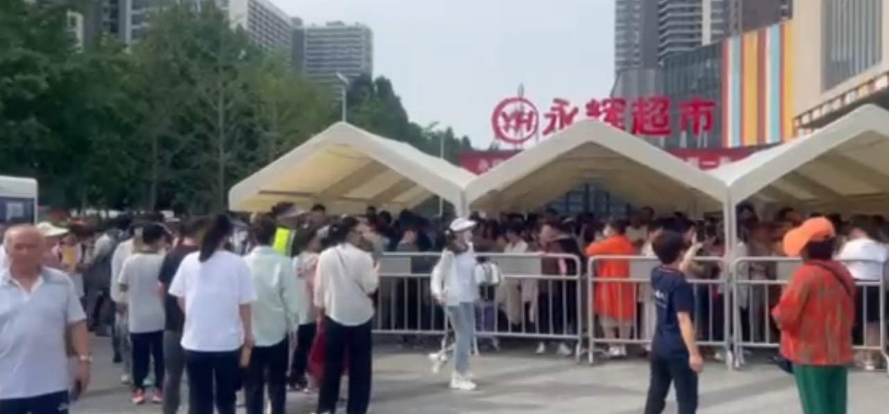 胖东来爆改永辉市值大涨58亿 有人早上六点就来排队