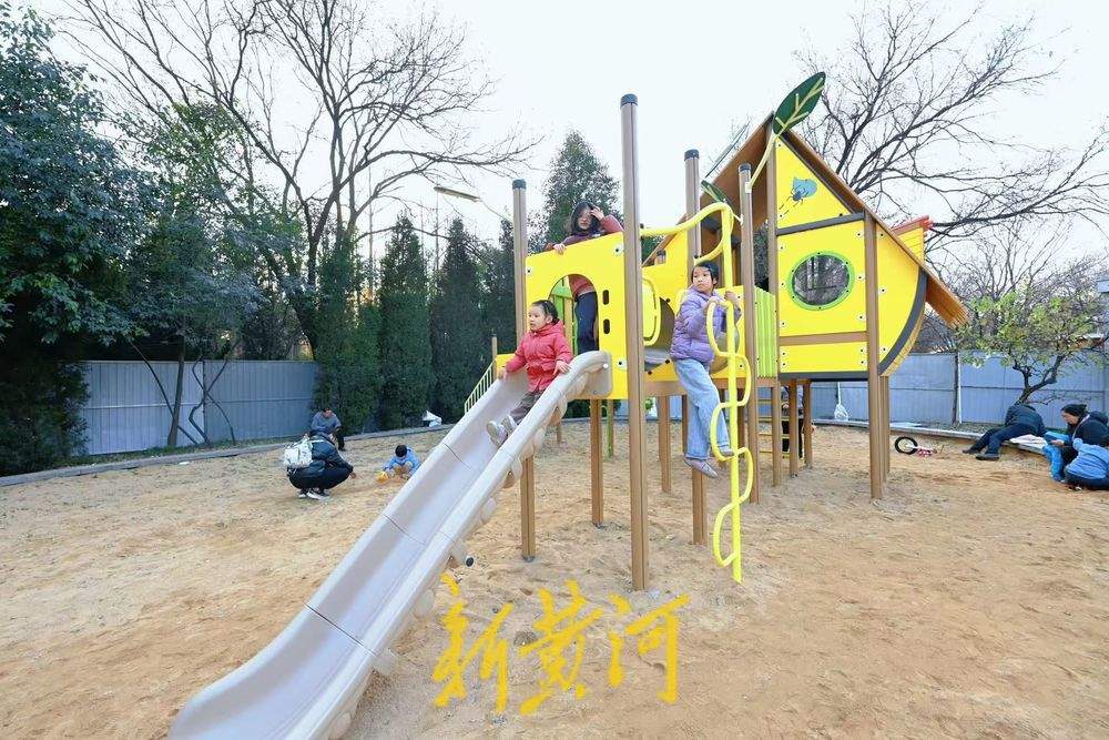 泉城公园新建健身乐园 引家长孩子前来体验