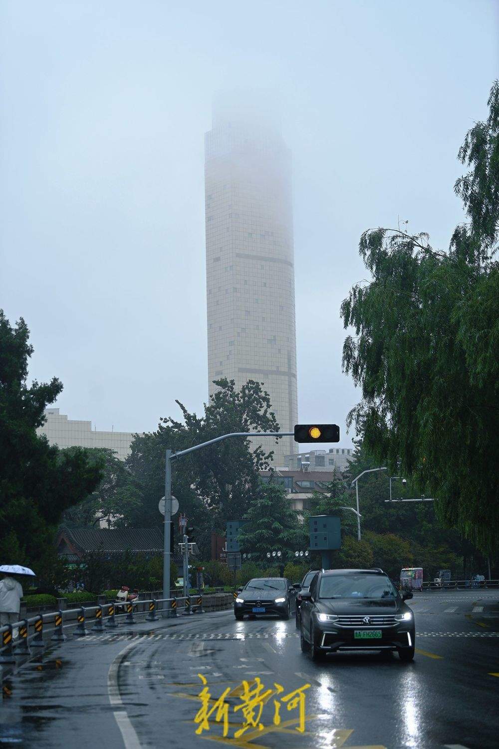济南降雨持续不断，云雾笼罩高楼