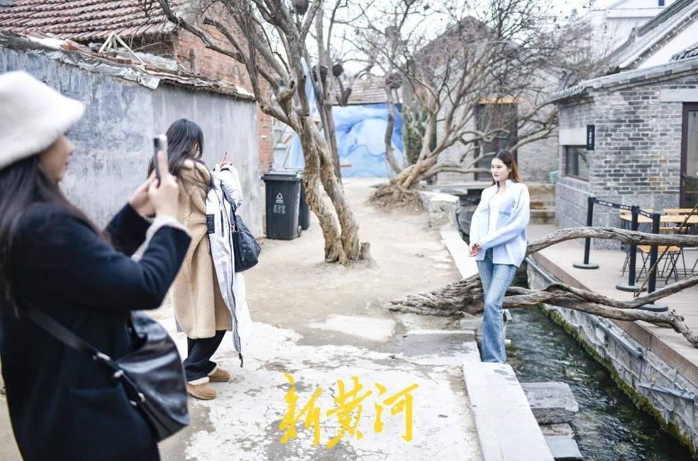 墙缝里“流”出网红新景点 明府城西更道泉水小河迎客