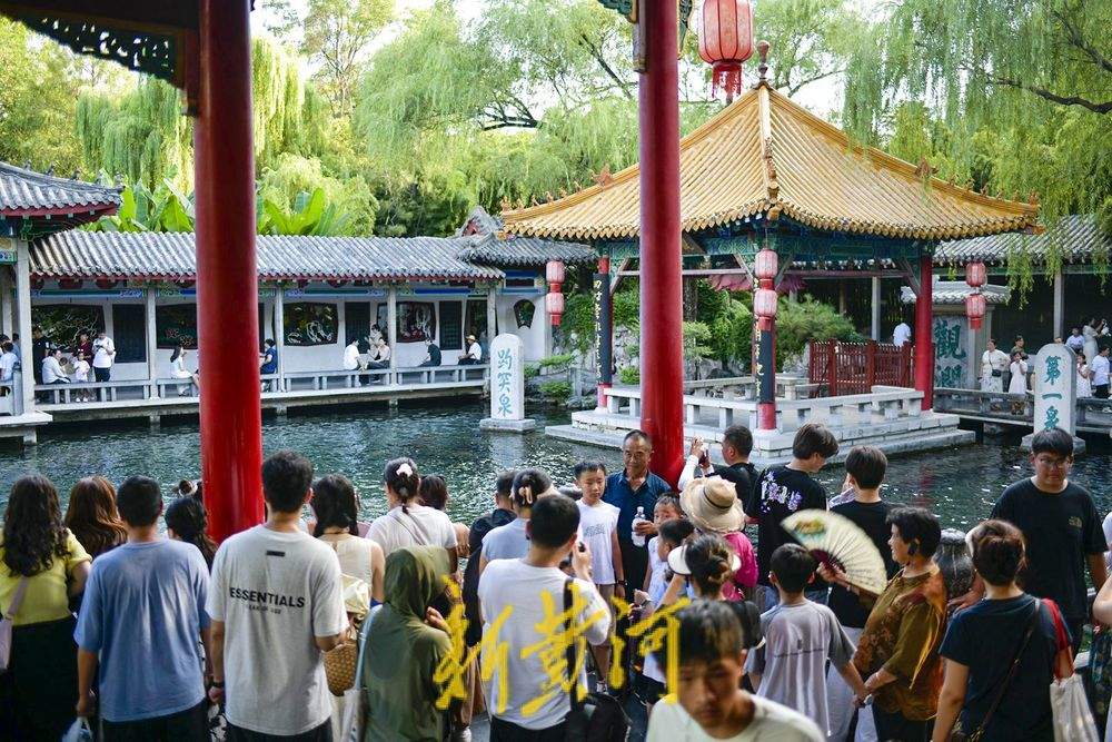 一年四季 泉在济南丨趵突泉水位“十连涨” 三股泉涌引客来