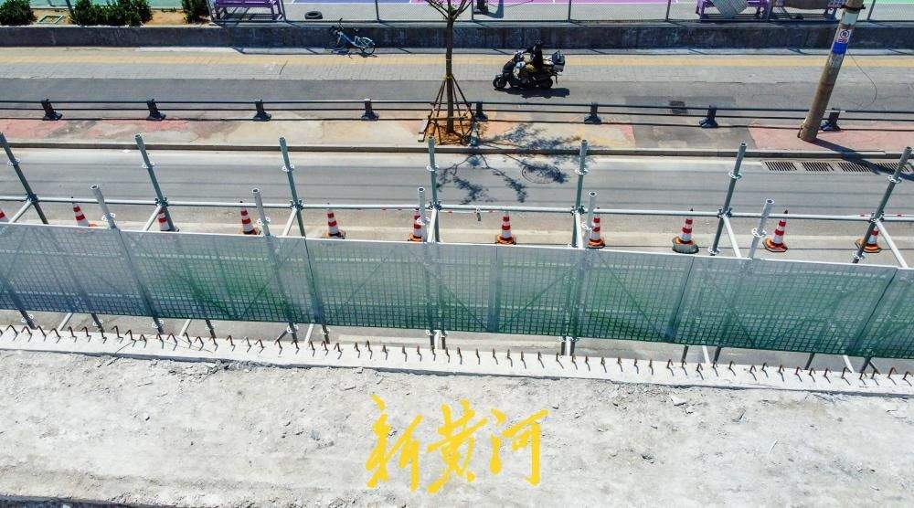济南纬二路跨铁路天桥原路面清除 护栏分段拆除更换