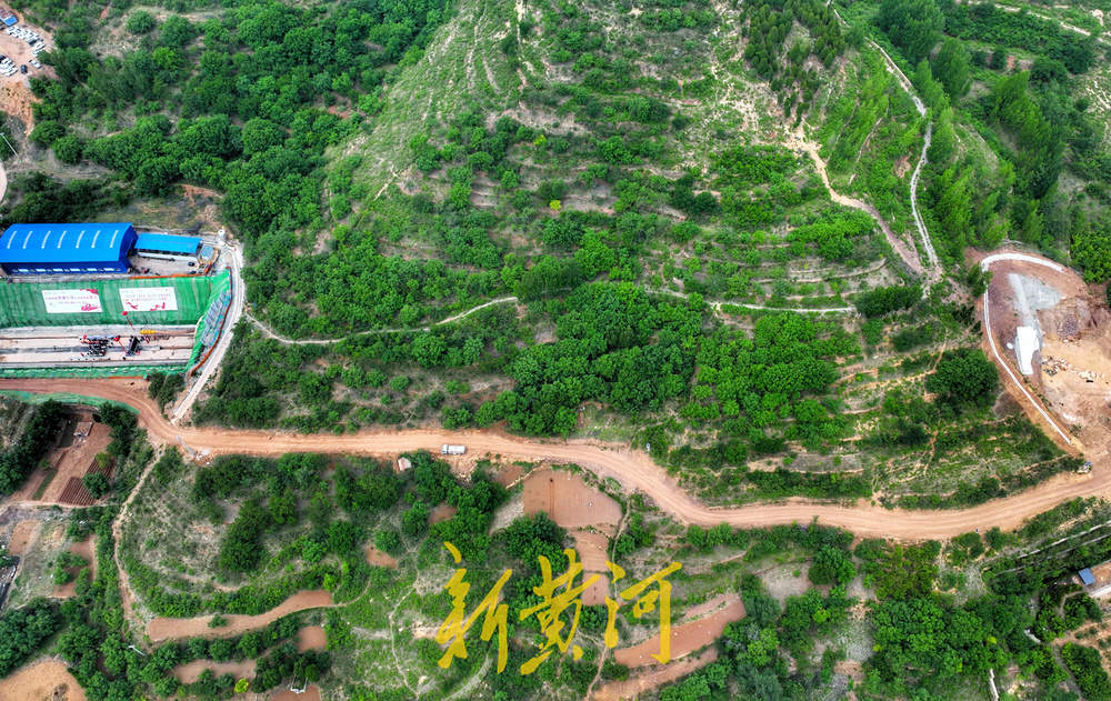 济枣铁路小山隧道顺利贯通