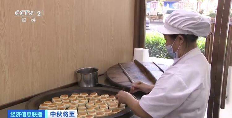 “中秋仪式感”拉满了！上海老字号月饼店大排长龙，鲜肉月饼受青睐