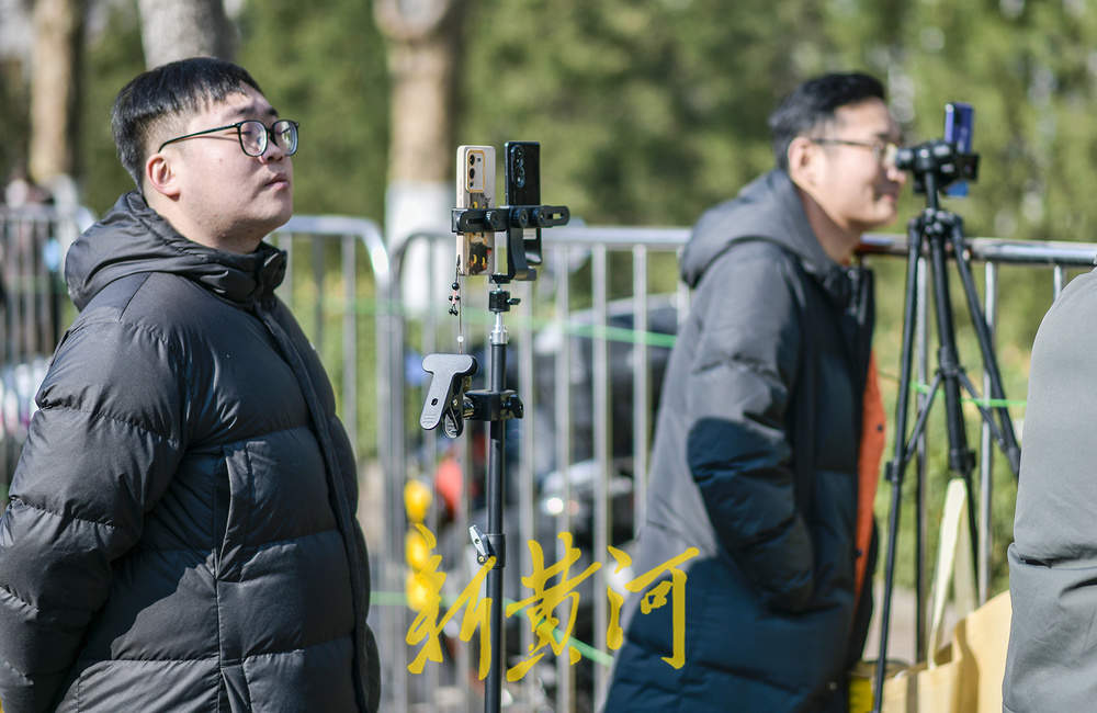 艺考大幕拉开 济南考点外自媒体直播吸引生源