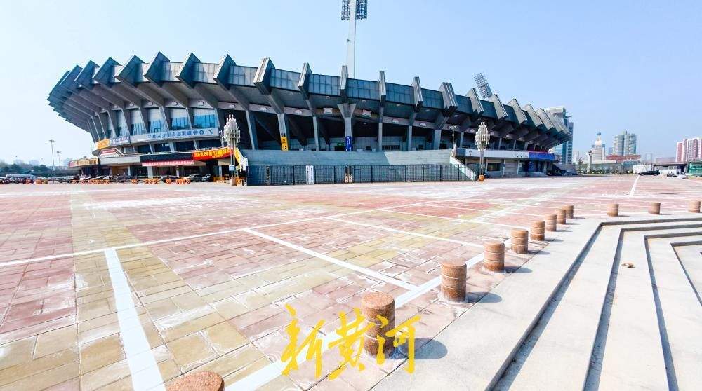 山东省体育中心北广场新增200余停车位，将缓解周边停车难题