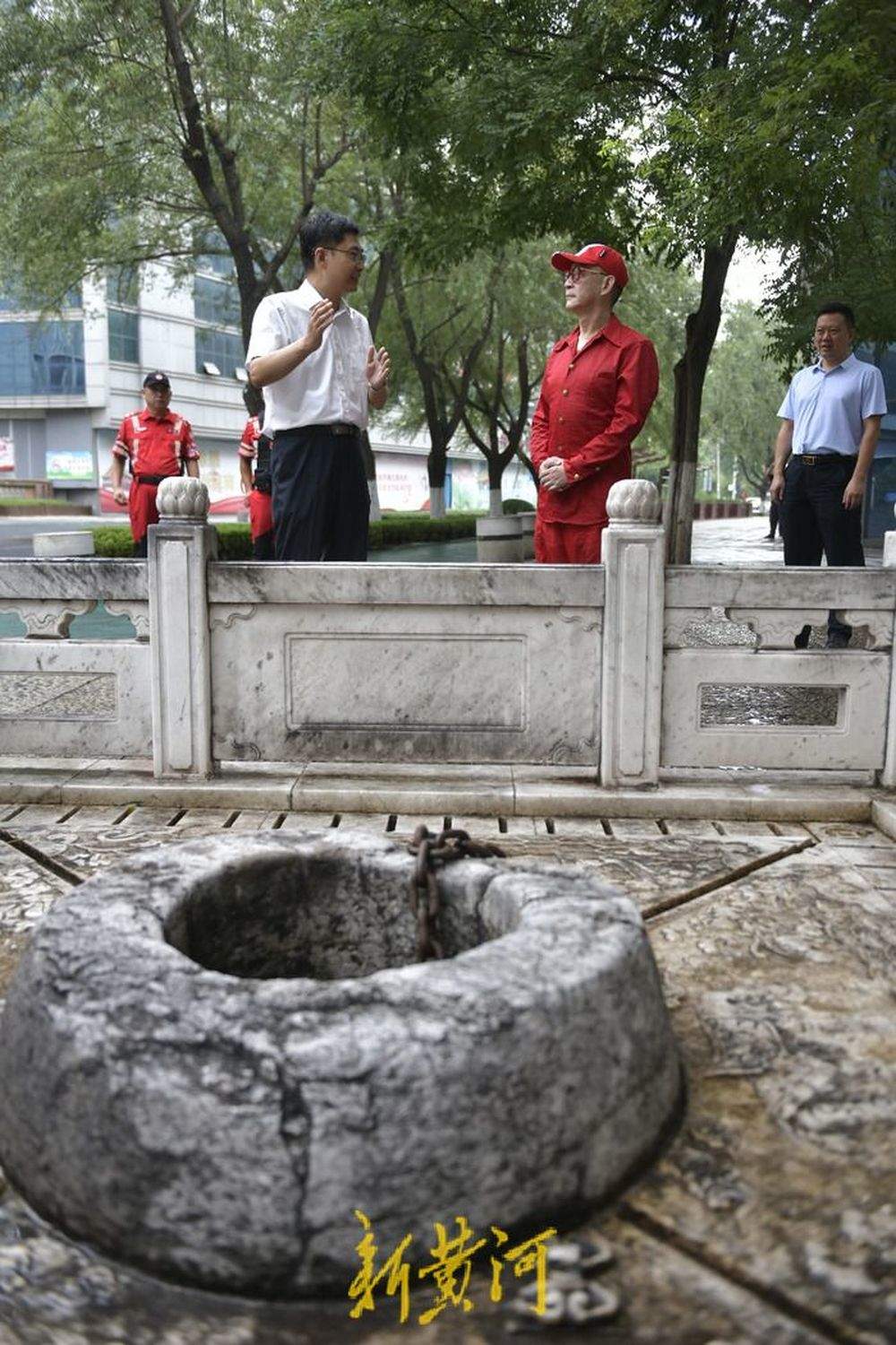 六小龄童现身泉城，为济南首家“美猴王慈善公益书屋”揭牌