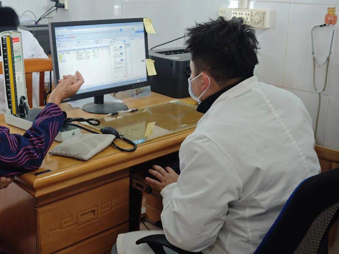 当AI跑进县城医院当“实习医生”，究竟是帮了大忙还是帮倒忙？