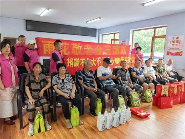 雨花敬老公益社区“双轨温暖”模式：送物资更送精神陪伴