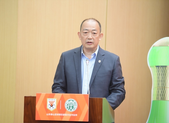 副总经理郑力与济南趵突泉白酒销售有限公司总经理王凯签署合作协议