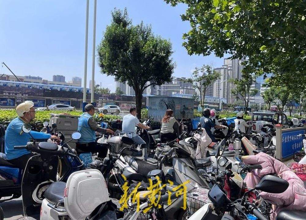 济南和谐广场南侧经十路辅道“车满为患”，5米宽道路仅容一人通行