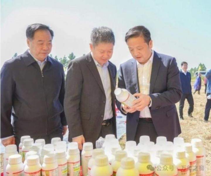 鲁花“乐地生”花生蛋白肽水溶肥水稻测产观摩会 在江西万年举行