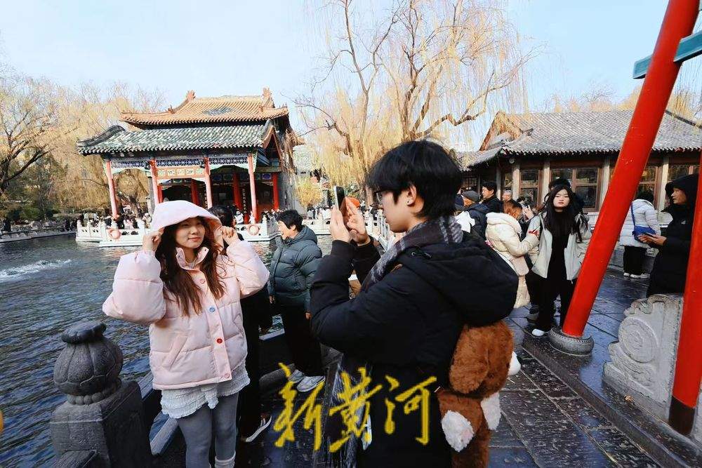 济南数九寒天暖如春 趵突腾空醉游人