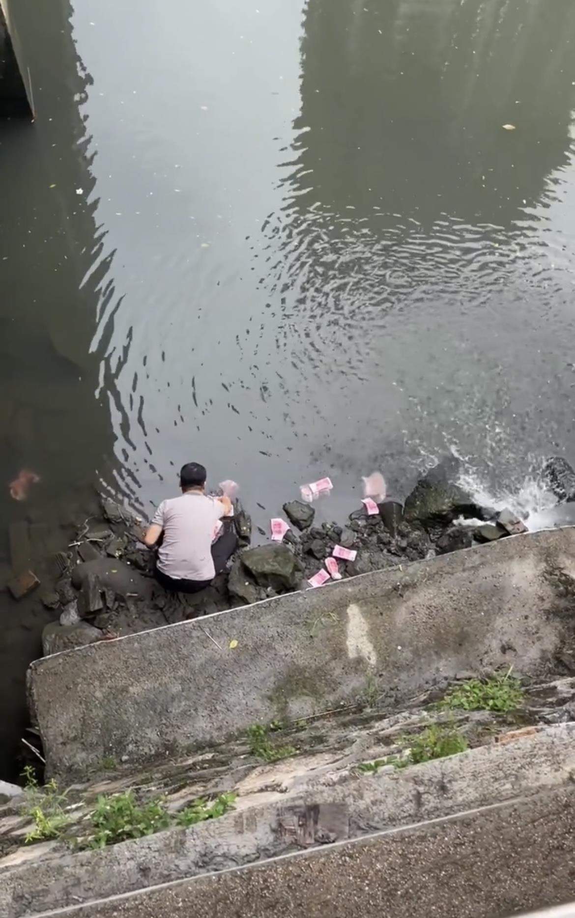 深圳一河道惊现大量成扎的钞票，一男子将其捡走，警方介入调查