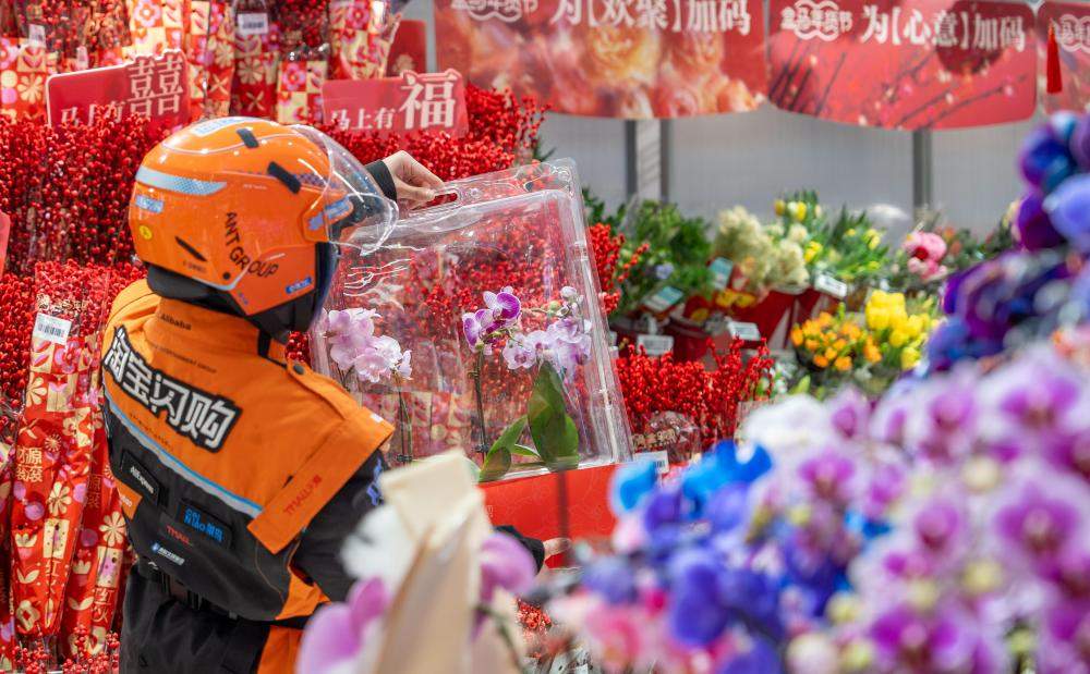 “外卖在变，人情味没变”——骑手与城市的“互暖”新春