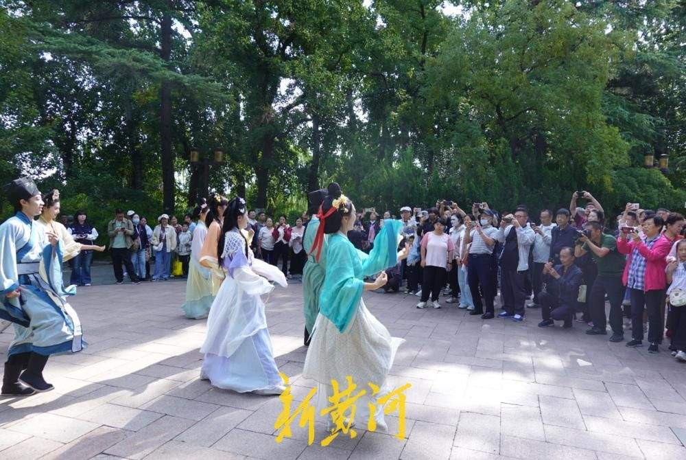大明湖“趵突夜画·名士天团”古风巡游，舞者身着汉服沿湖起舞