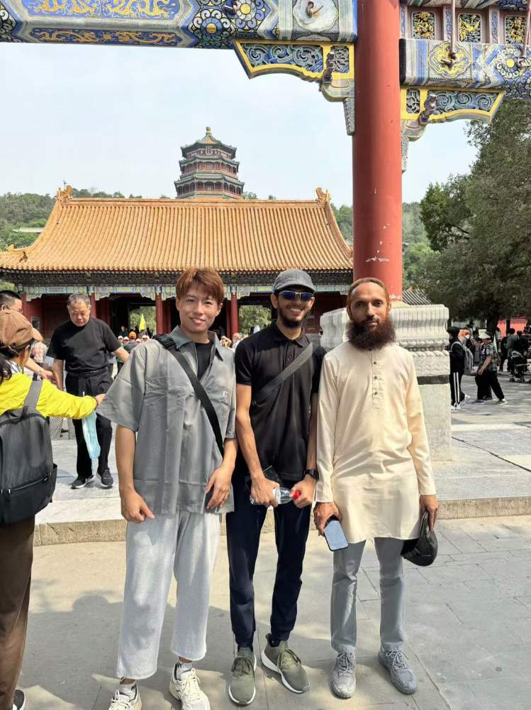 大学生有了兼职新赛道：做外语导游 有的一天能赚上千元