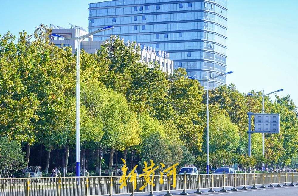 济南经十路西段路灯换新 风帆样式LED灯点亮出行路