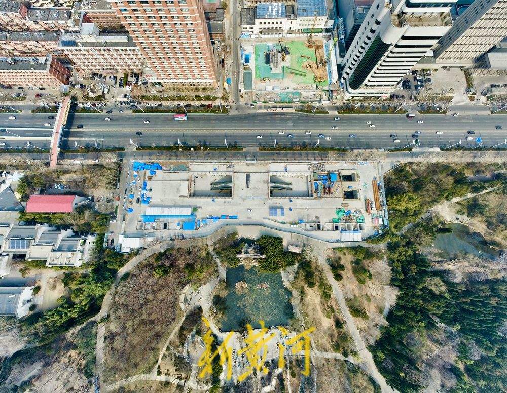 济南公园里的地铁车站地面出入口“揭面纱”