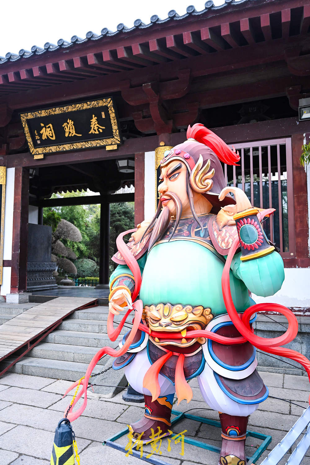 泉畔花灯璀璨迎春，秦琼主题灯组彰显历史风韵