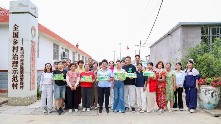 直播网红村丨手机成了“新农具”,山东威海市兴塂新村“播”出一条振兴路