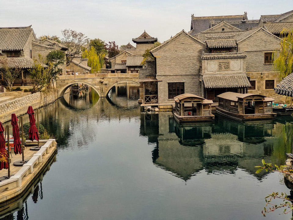 明水古城幽雅安静，游客沉醉于水城一色的美景之中