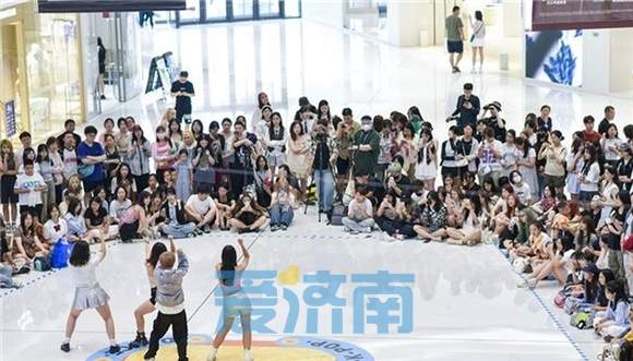 随机舞蹈酷炫来袭 青春之美展现活力之城