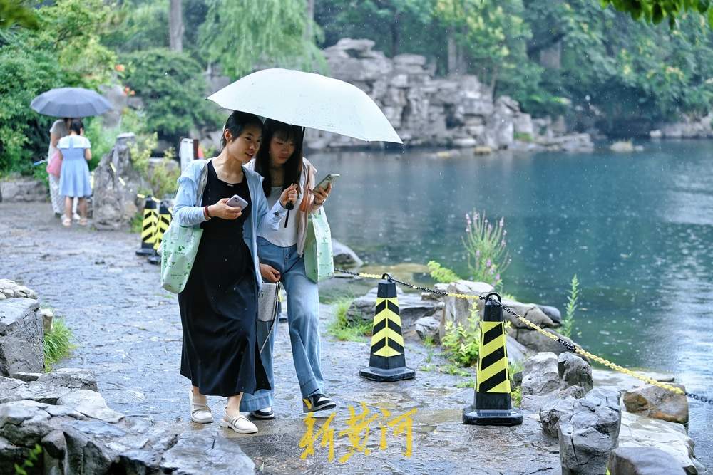 雨丝缠绵中漫游五龙潭，温婉似江南