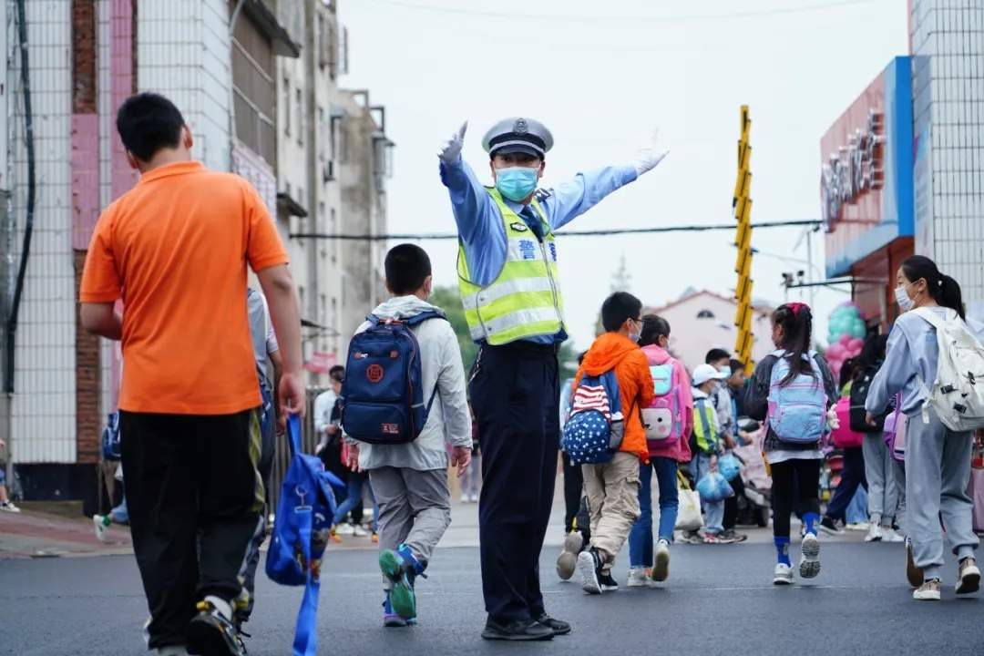 校门口一男人火了！网友：融洽是装不出来的