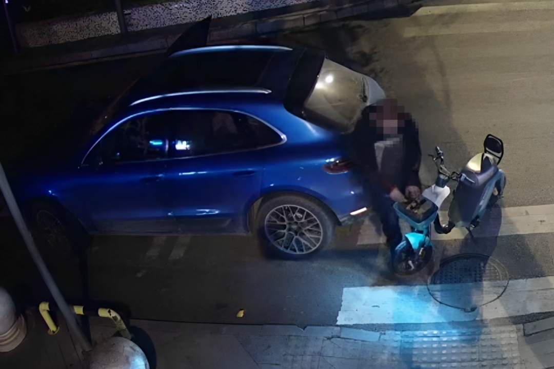 20多岁男子开着保时捷，在多个小区疯狂盗窃190余块电瓶被拘，车系父母所购，本意是帮助他当上“一名开豪车的顺风车司机”