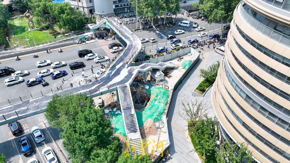 齐鲁医院旁新建U形过街天桥6个上下桥口“现身”