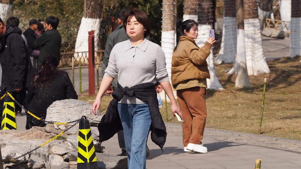 济南气温快速回升，市民游客提前秀春装